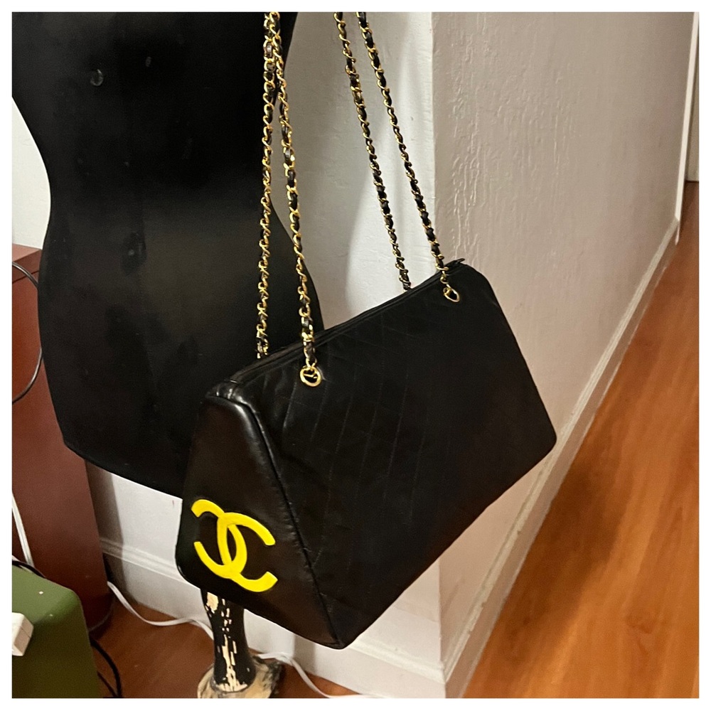 Authentic Vintage Chanel Black Leather Women Shoulder Bag
